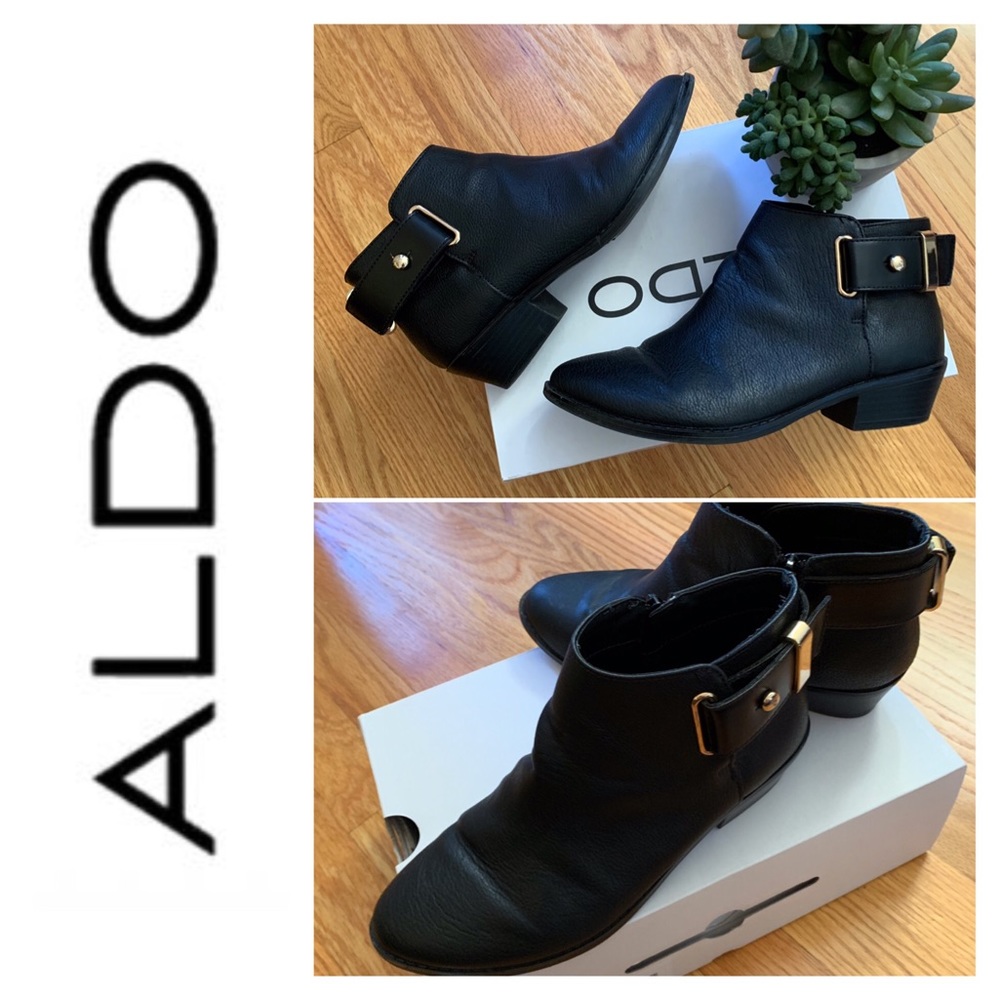 Black booties, Heni style. Made of leather.